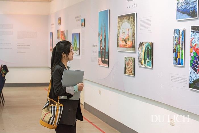 Các đại biểu tham dự có cơ hội chiêm ngưỡng các tác phẩm nghệ thuật công cộng tiêu biểu tại Việt Nam và trên thế giới